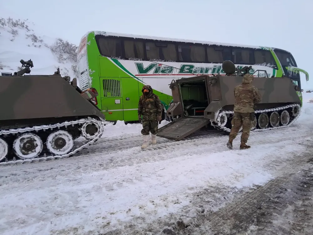 Personal del Ejército argentino de Comodoro Rivadavia y Sarmiento asistiendo a los varados en las rutas