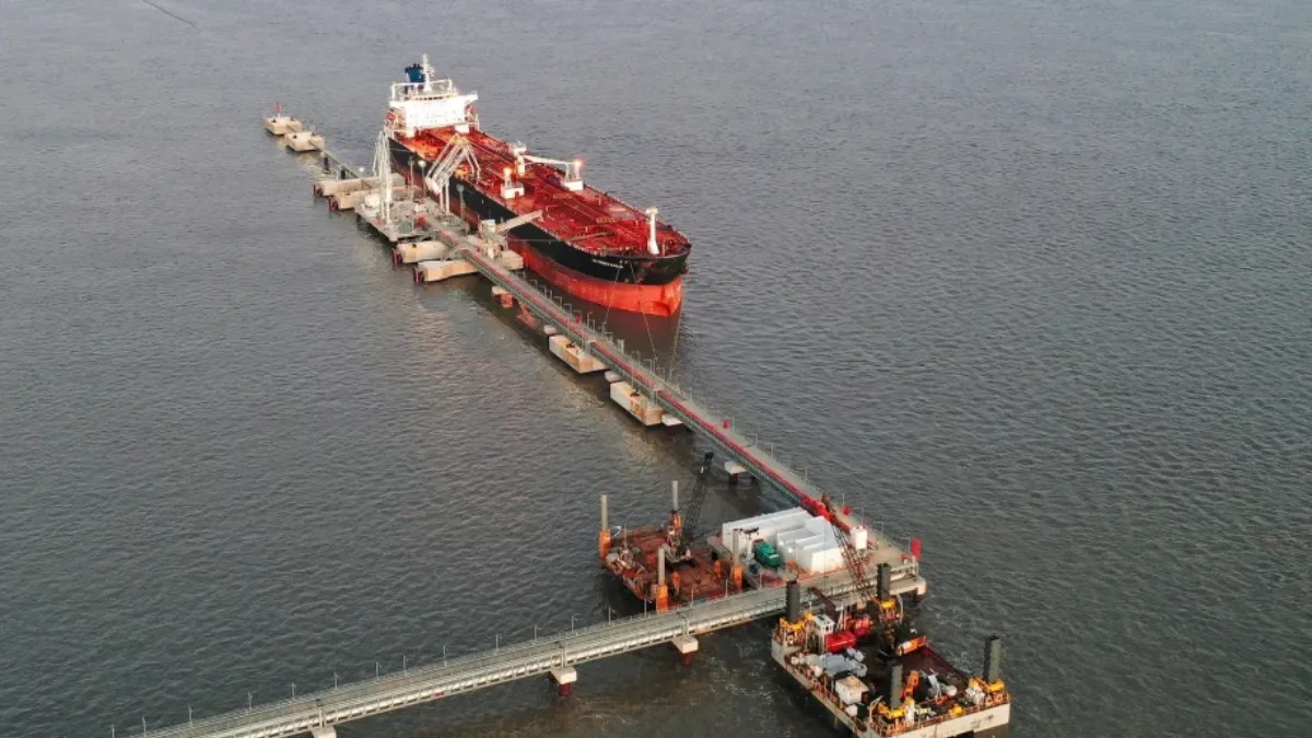 Dos buques cargaron petróleo a la vez