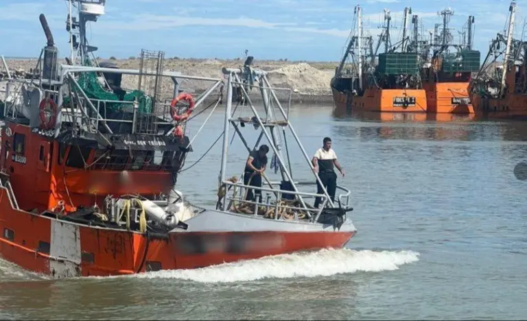 Barco de la flota amarilla con sobrecarga