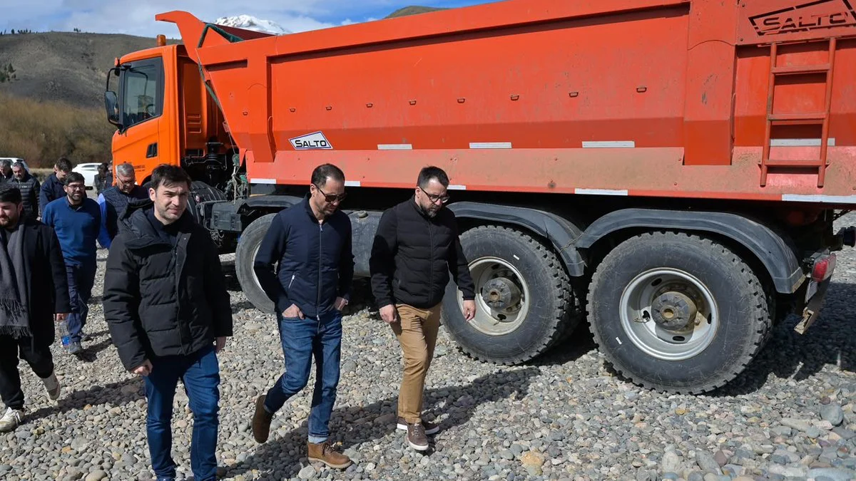 El Gobernador Torres recorriendo obra cloacal en Esquel