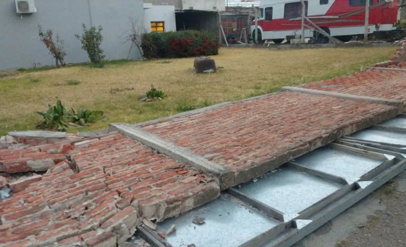 Temporal de viento Trelew- caída de paredón