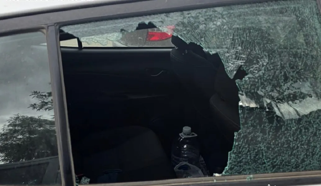 Menor rompe auto y roba