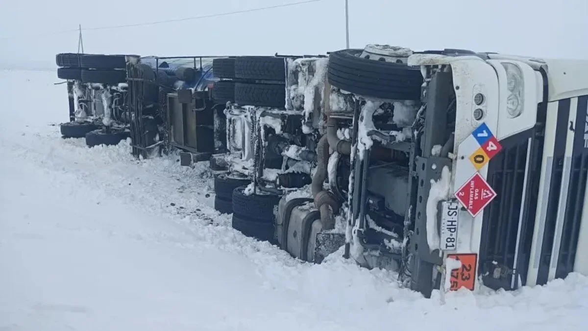 Camión cisterna volcado en ruta 260