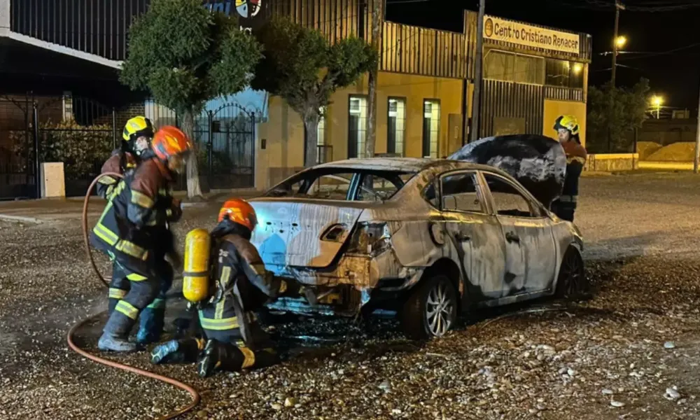 Nissan Sentra totalmente incendiado