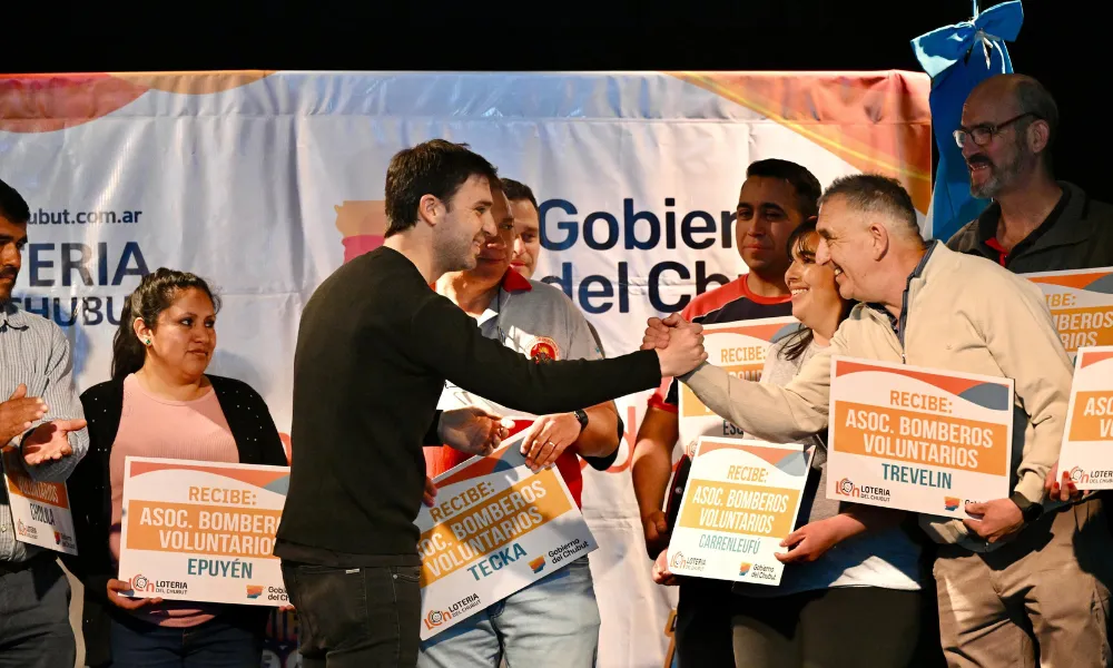 Entrega de aportes a bomberos de Chubut