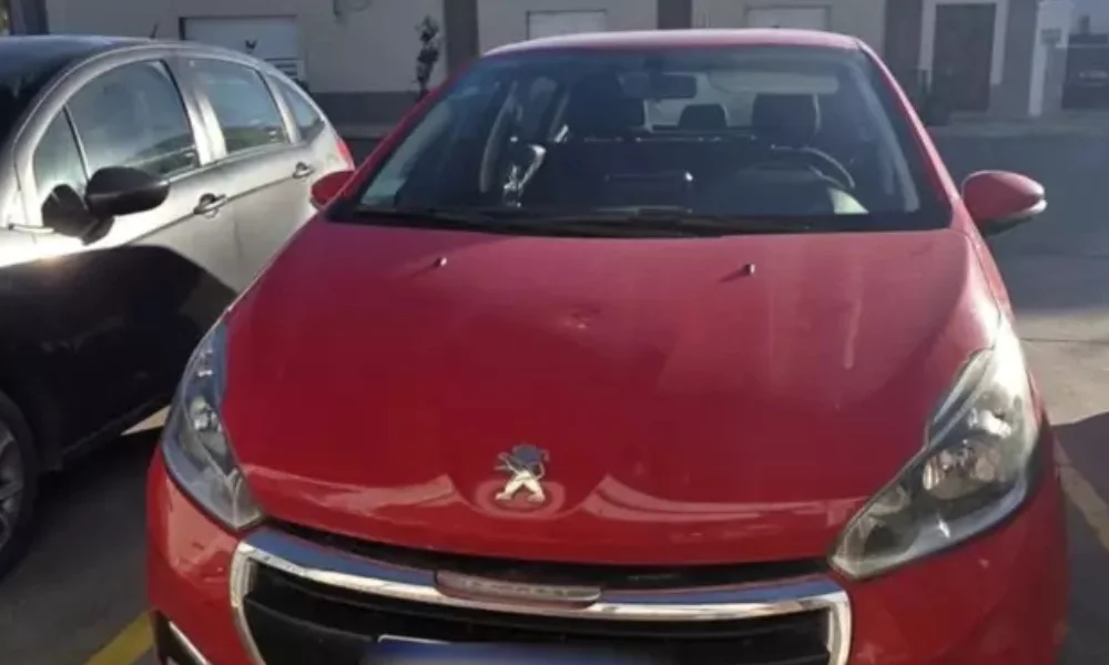 Peugeot 208 con patente adulterada