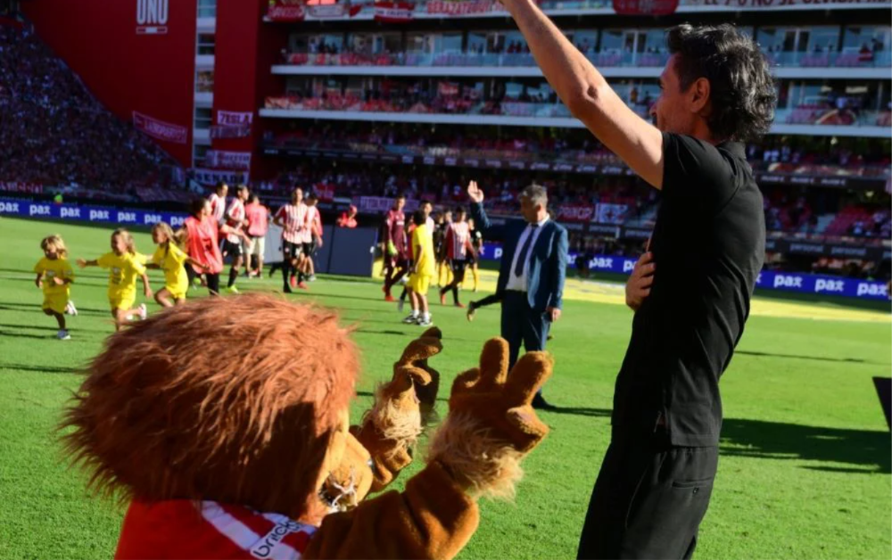 El Pincha venció a Sarmiento y cerró el ciclo del DT con una despedida cargada de emoción.