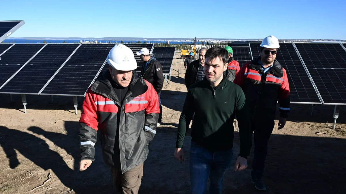 Recorrida del gobernador Torres por el parque solar en Madryn