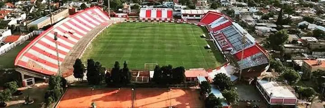 El partido se juega en el estadio Eduardo Gallardón.