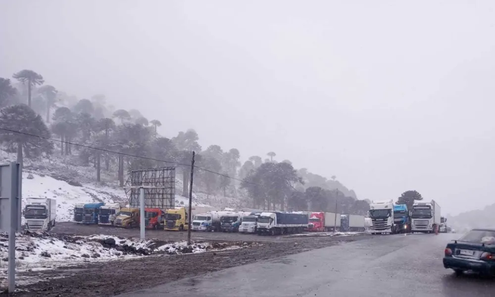Camiones varados por el temporal de nieve