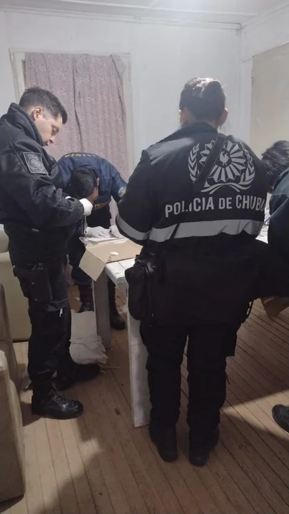 Procedimiento policial dentro de la vivienda.