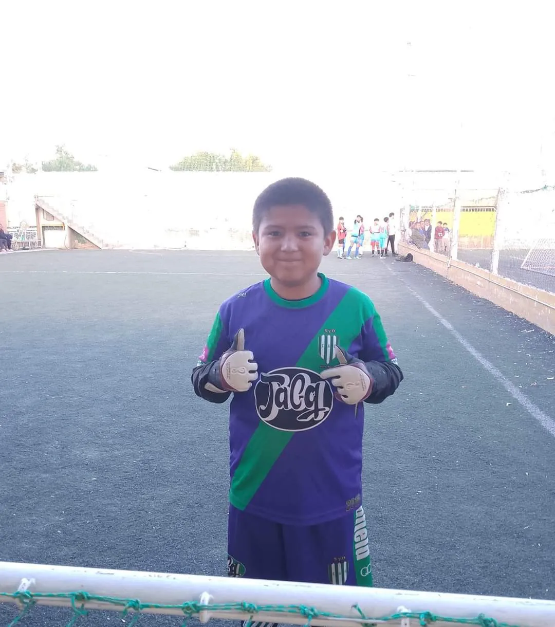 TIENE 9 AÑOS Y ESTÁ VENDIENDO RIFAS PARA PROBARSE EN BANFIELD