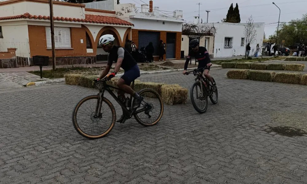 Más de 170 ciclistas dieron vida al Rally Aniversario de Gaiman 1