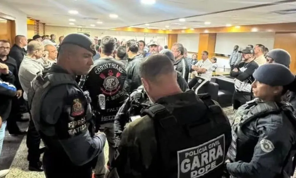Crisis en Corinthians barras tomaron la sede