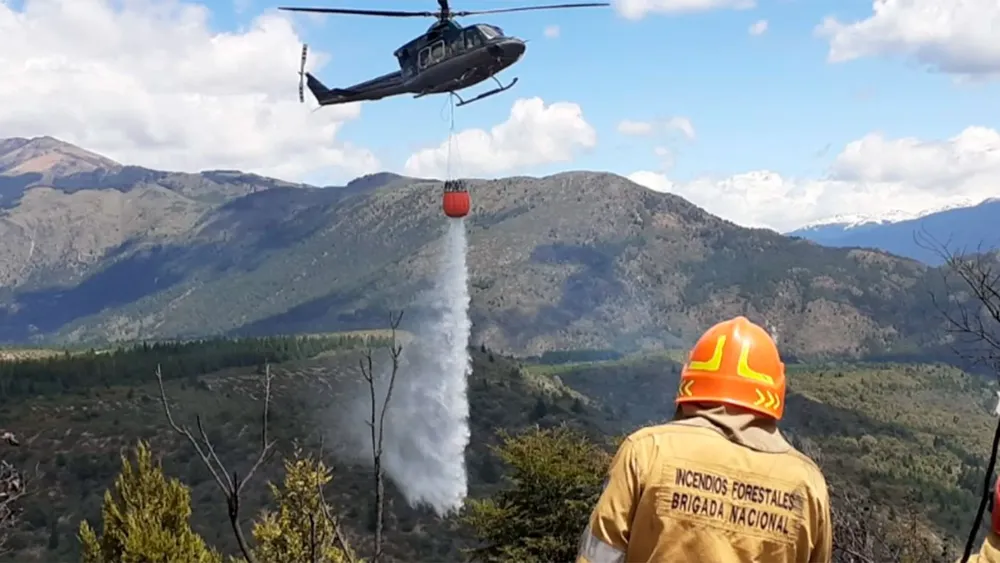 Combate de incendios en la cordillera