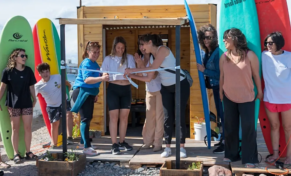 Se inauguró una Escuela de Surf en Playa Unión (1)