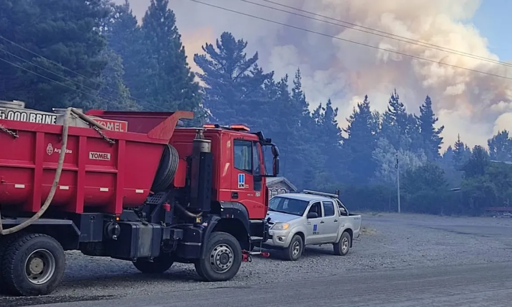 Vehículos de Vialidad Nacional en el incendio