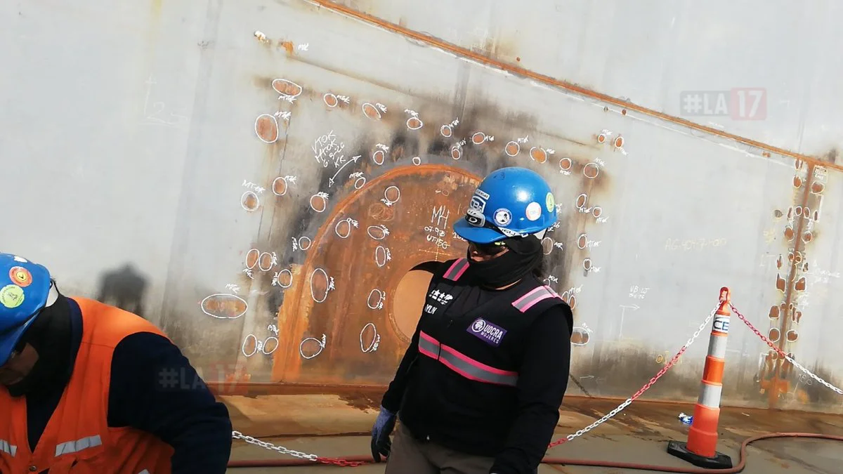 Punta Colorada trabajadores en los tanques