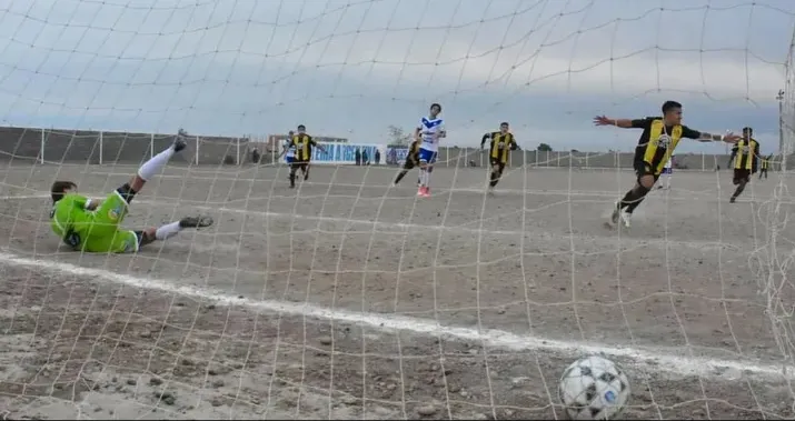Foto Sergio Esperanza Con un penal agónico de “Pepe” Segundo, Deportivo Madryn venció a Roca