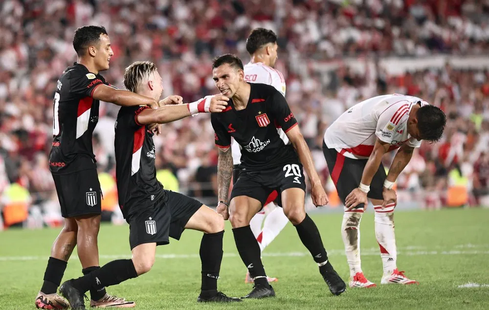 Estudiantes derrota a River