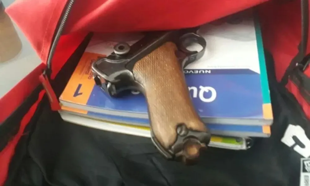 Arma en la mochila