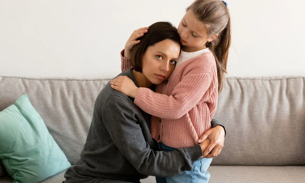 Niña conteniendo a su madre. Foto Freepik