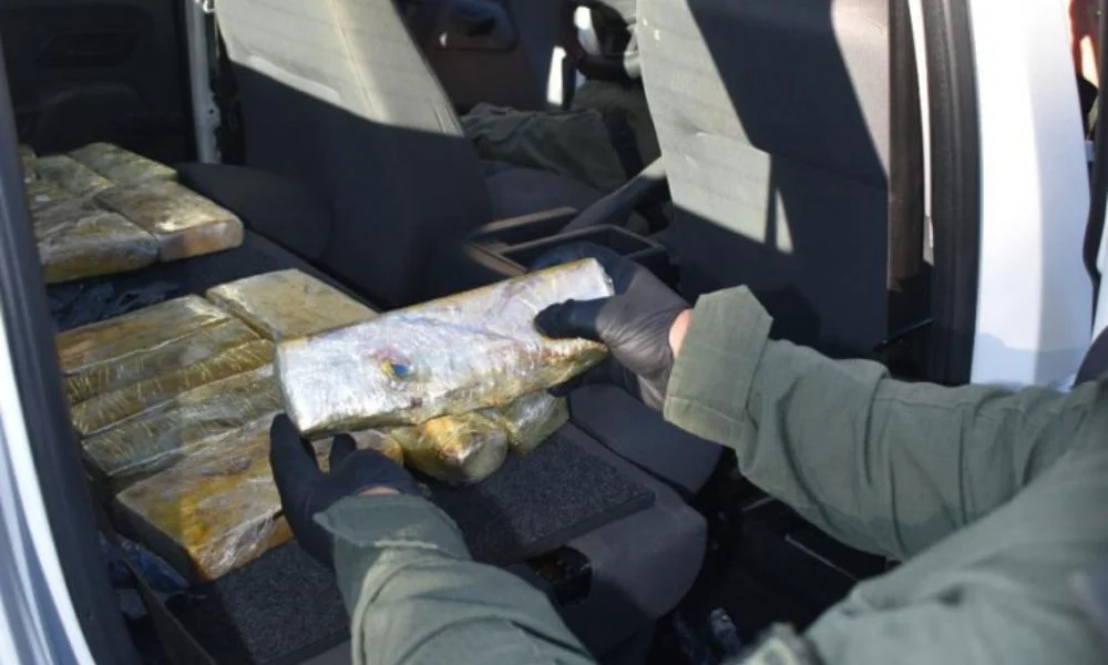 Hallan 14 kilos de cocaína ocultos en una camioneta