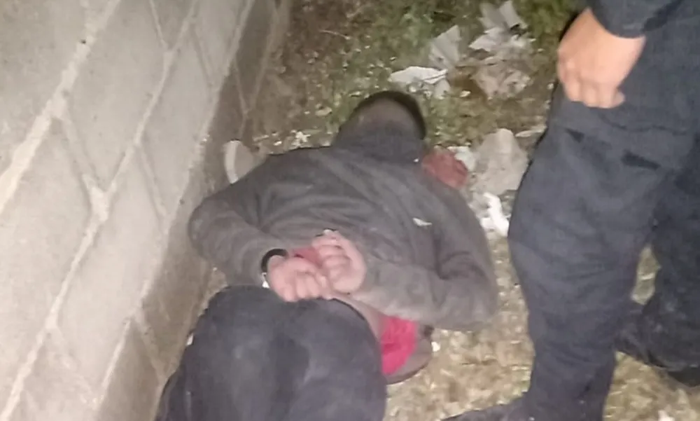Intentó trepar al techo y cayó borracho