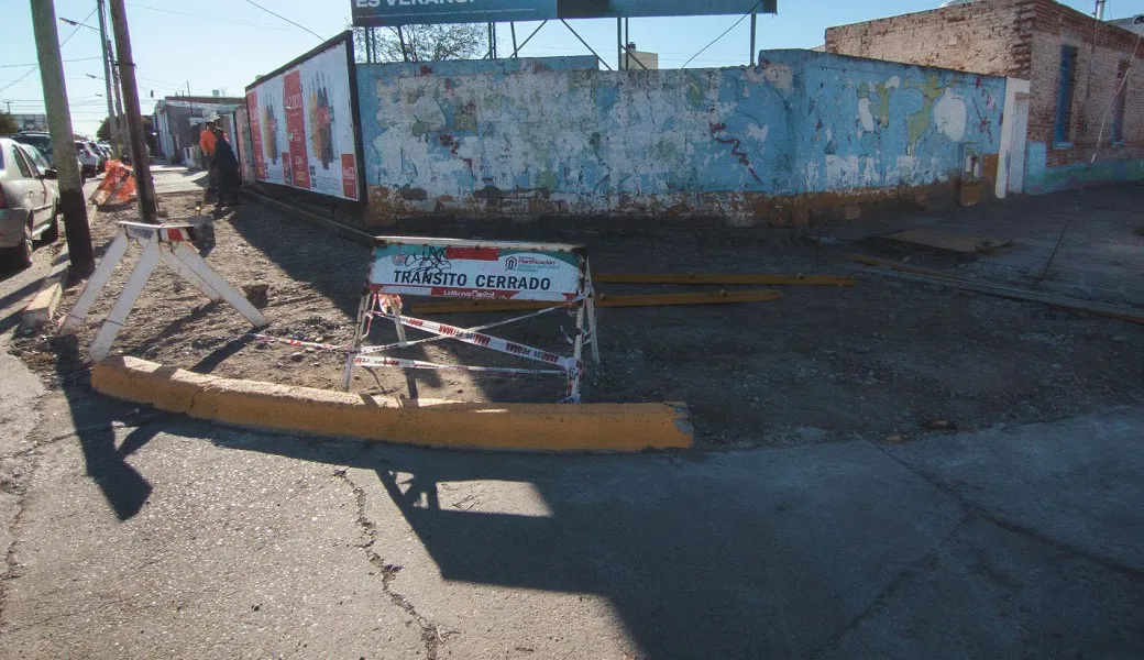 Obras Públicas Municipal avanza con los trabajos de reparaciones de veredas en Rawson (1)