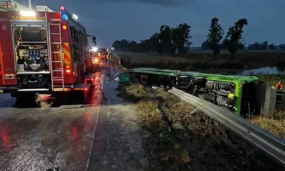 Colectivo cayó de un puente en Ruta 7. Foto Agenda Salta