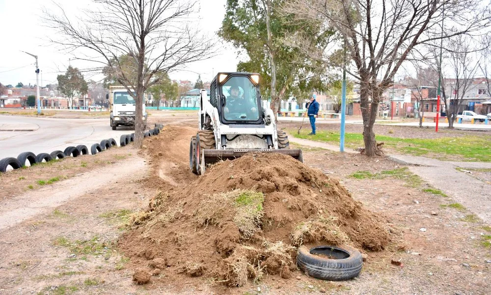 Trabajos de mantenimiento en barrio Dos Bosco de Trelew