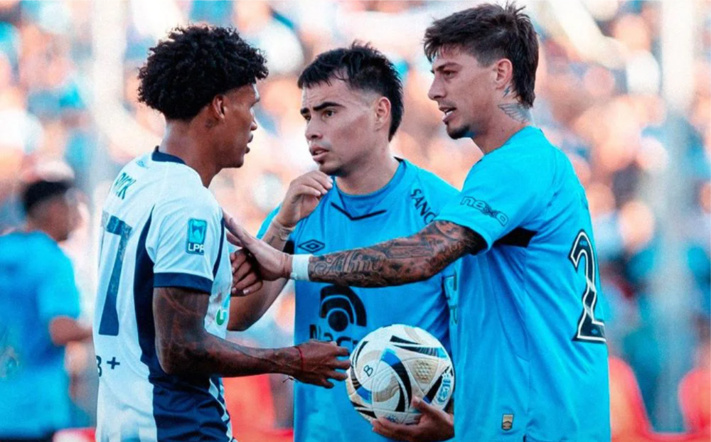 Belgrano quedó a un punto de la cima tras un empate sin goles con Talleres.