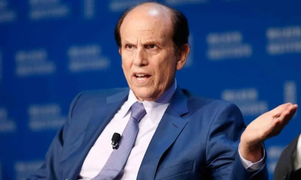 La figura que concentra atención es la de Michael Milken, fundador del instituto y anfitrión del evento.