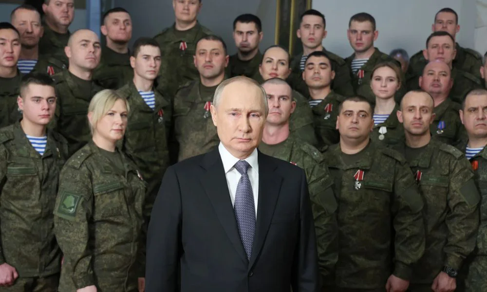 Vladimir Putin y tropas rusas. Foto MIKHAEL KLIMENTYEV/SPUTNIK/KREMLAgencia EFE/La Razón