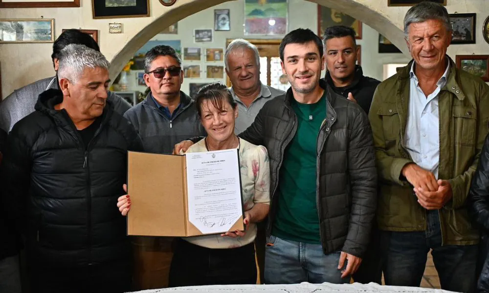 Firma del acuerdo por obra de asfalto Los Tamarindos
