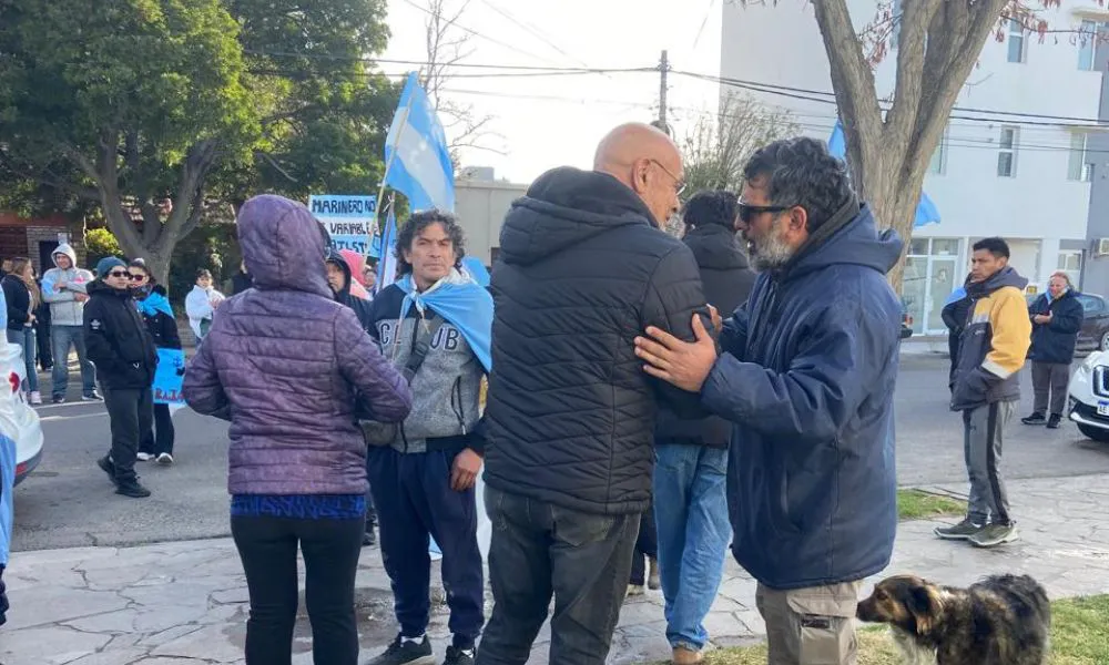 Sergio bustos dialogando con trabajadores de la pesca