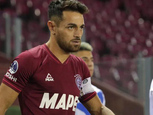 LAUTARO ACOSTA, EL ÚNICO REFERENTE QUE SE QUEDÓ EN LANÚS