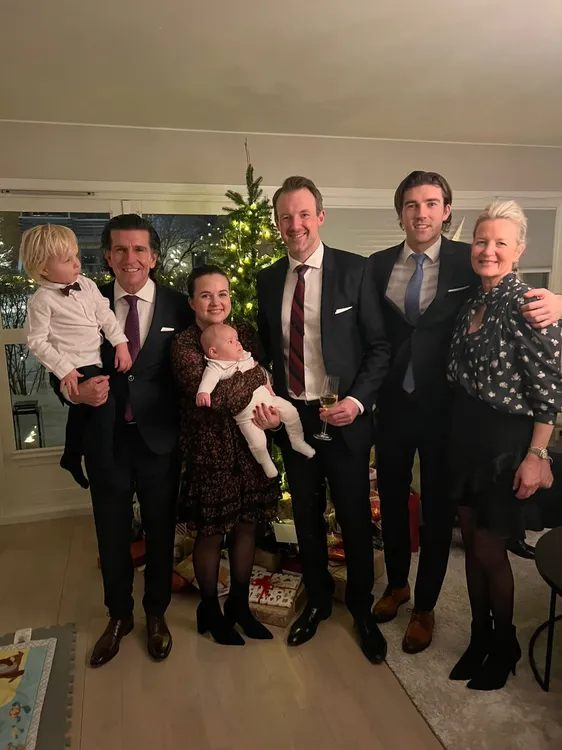 Ricardo Clarke junto a su esposa, hijos, yerno y nietos