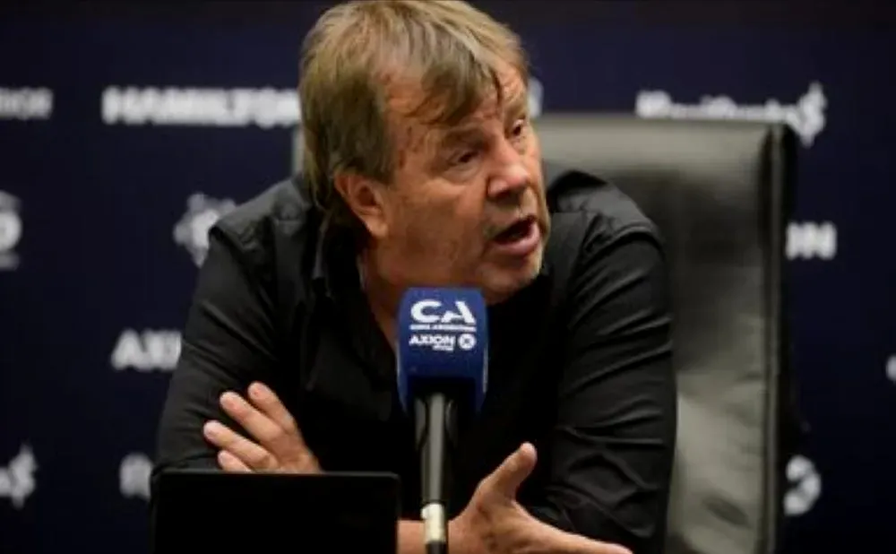 La decisión del árbitro Yael Falcón Pérez desató la bronca del entrenador Ricardo Zielinski