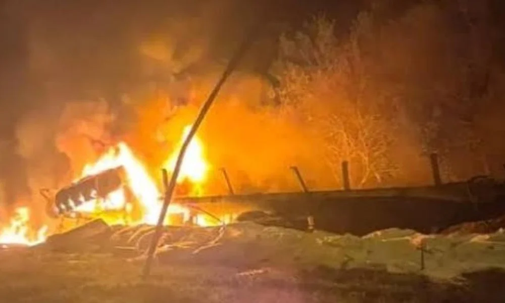 Camión incendiado al caer del puente