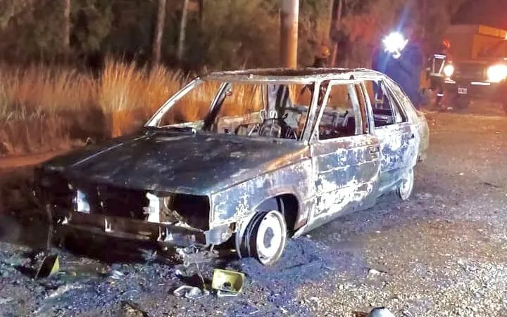 Renault 11 incendiado en Rawson