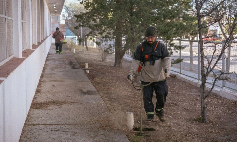 Trabajos de limpieza en escuelas de Rawson