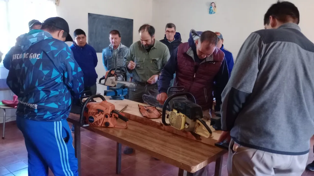Provincia dicto cursos en Alto Rio Senguer y Aldea Beleiro