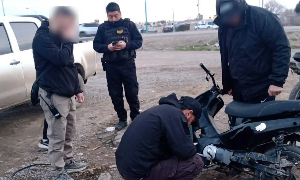 Denienen a delincuente con moto robada