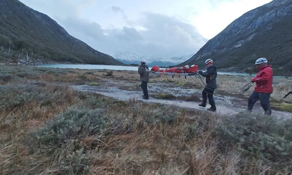 Rescatan a una turista lesionada durante una excursión en la Laguna Esmeralda