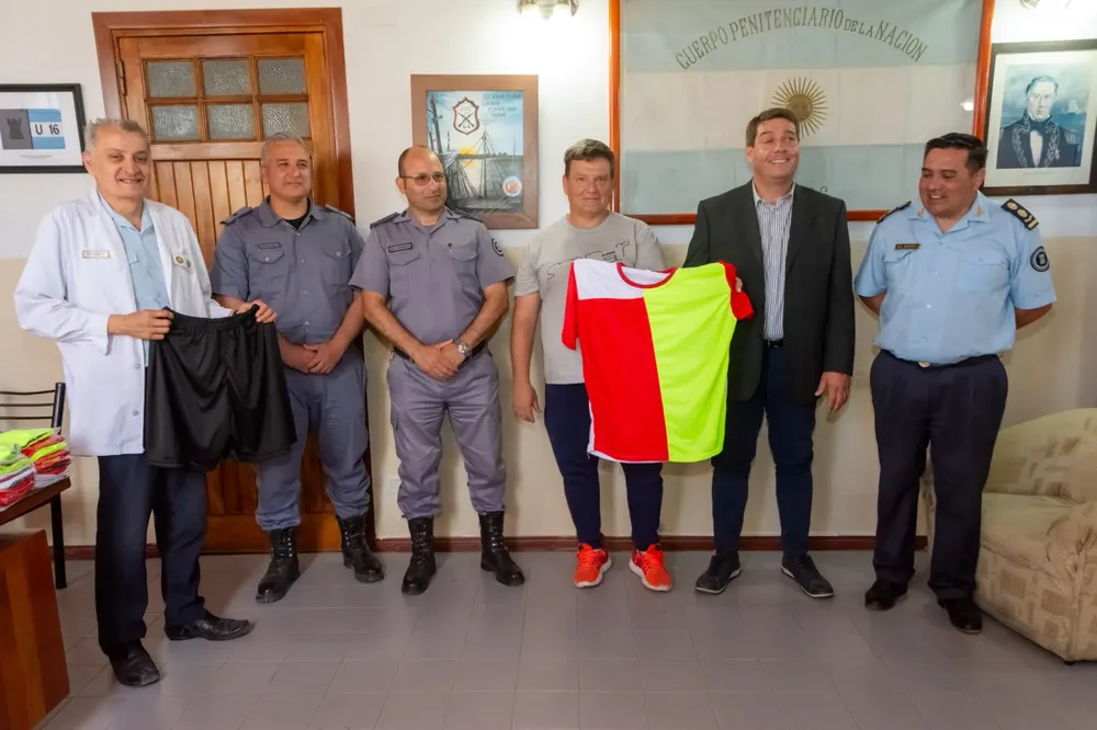 La Municipalidad de Rawson entregó indumentaria para el partido con el que se inaugurará la cancha de rugby de la Unidad 6