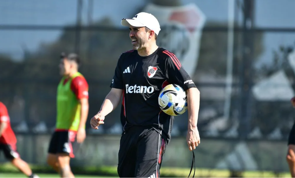 El nuevo técnico de River reunió a los jugadores en su primer entrenamiento.