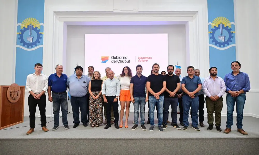 Ignacio Torres junto a intendentes