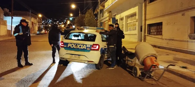 Detención de los individuos con las herramientas.