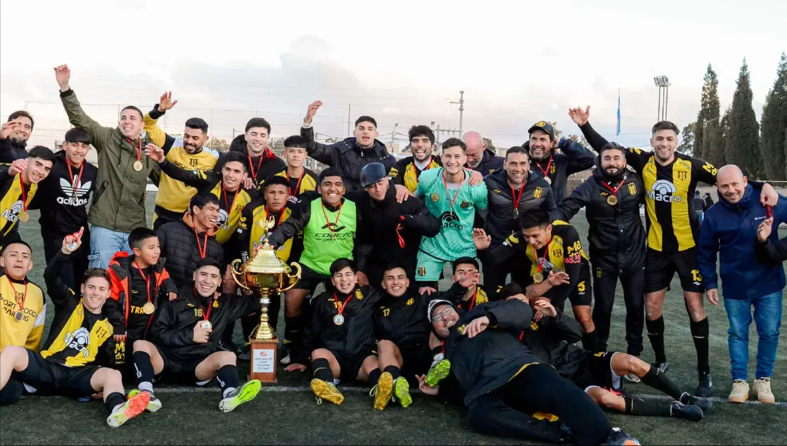 Deportivo Madryn venció 4-3 a J.J. Moreno y coronó la campaña